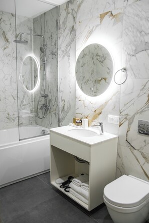 Suite | Baño | Ducha y cabezal de ducha tipo lluvia