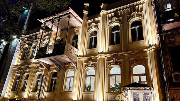 Um edifício histórico com arquitetura elaborada, várias varandas e janelas amplas.
