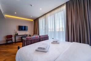 Premium bedding, in-room safe, desk, laptop workspace - Makmani Hotel (Tbilisi)