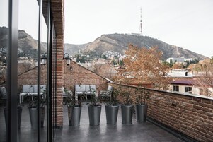 Ropa de cama de alta calidad y caja de seguridad en la habitación
