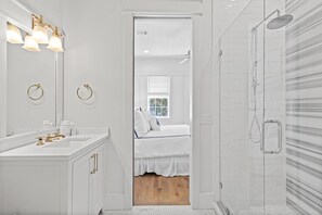 Combined shower/tub, hair dryer, towels