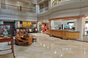 Lobby lounge - Lian Yun Hotel (Kunming)