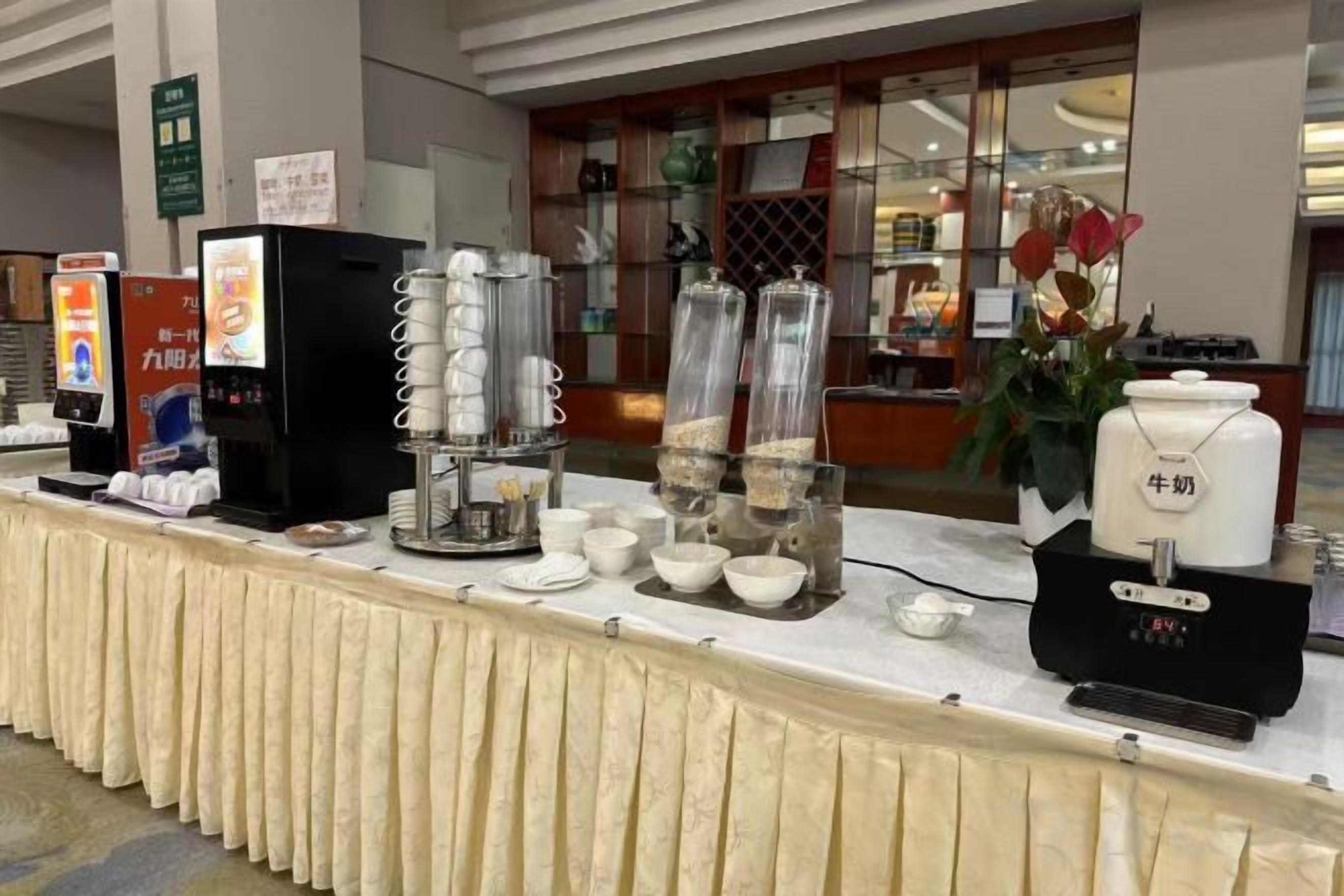 Montaje de bufé con estación de café, estación de té y un refrigerador.