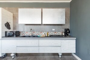 Kühlschrank, Mikrowelle, Ofen, Herdplatte