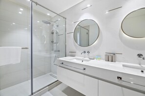 Dusche, Haartrockner, Handtücher, Toilettenpapier