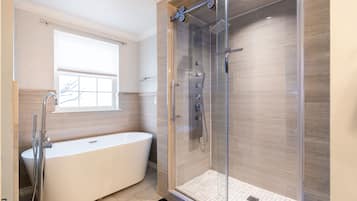 Douche, articles de toilette écologiques, sèche-cheveux