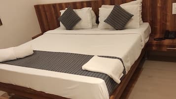 Deluxe Double Room | Desk, laptop workspace, iron/ironing board, free WiFi