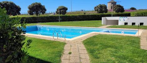 Piscina | Una piscina al aire libre, una piscina climatizada