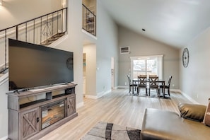 Smart TV, fireplace - Spacious family retreat with backyard & theater room (Westminster)