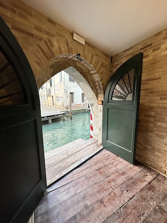 Exterior. Be Mate Ponte di Rialto
