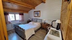 2 soverom, strykejern/-brett, reiseseng for barn og wi-fi