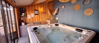 SWIMMING POOL and JACUZZI Gîte "Les chênes blancs" in PROVENCE 