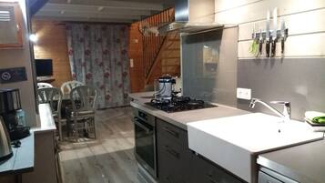 Een microgolfoven, een oven, een kookplaat, een vaatwasser