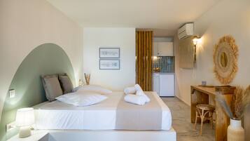 Chambre Double, 1 lit double et 1 canapé-lit, vue partielle sur la mer, rez-de-chaussée (03) | Literie de qualité supérieure, coffres-forts dans les chambres