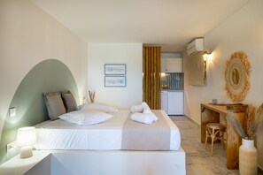 Camera doppia, 1 letto matrimoniale con divano letto, vista mare parziale, al piano terra (03) | Biancheria da letto di alta qualità, una cassaforte in camera