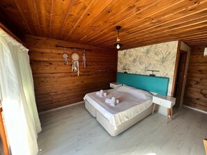 Eenvoudige kamer, 1 twee- of 2 eenpersoonsbedden | Lakens van Egyptisch katoen, luxe beddengoed, een bureau