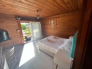 Habitación básica con 1 cama matrimonial o 2 individuales | Sábanas de algodón egipcio, ropa de cama de alta calidad y escritorio 