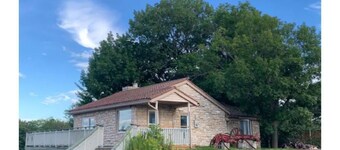 New Lakefront Cottage