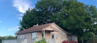 New Lakefront Cottage