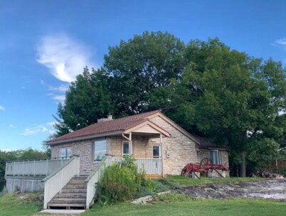 New Lakefront Cottage