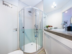 Dusch, hårtork och handdukar