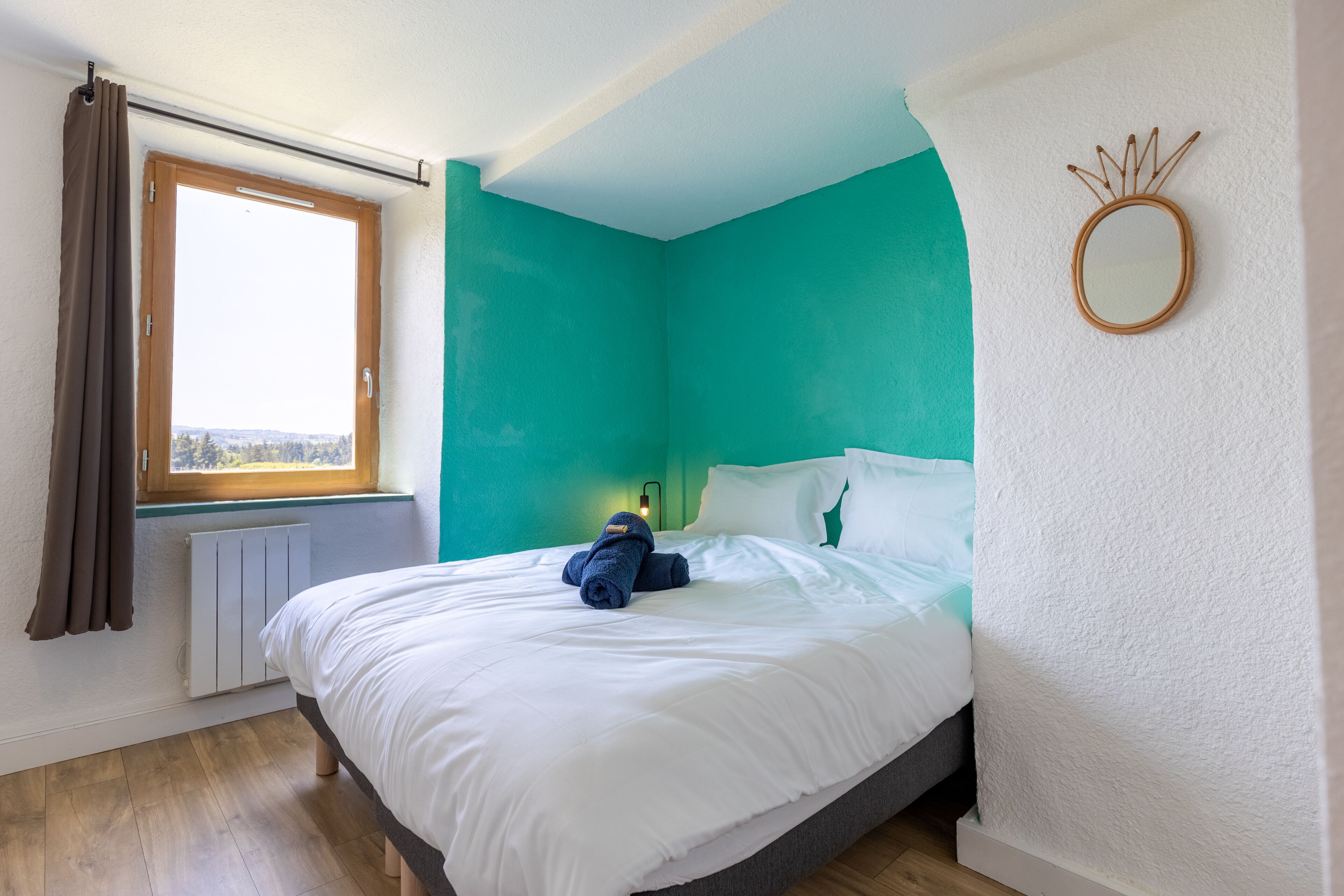 5 عدّة غرف نوم وخدمة الإنترنت وملاءات أسرّة