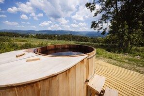 Outdoor spa tub - Nature gite, natural swimming pool, sauna, Nordic bath, farmhouse (Augerolles)