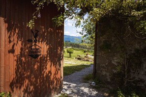 Outdoor dining - Nature gite, natural swimming pool, sauna, Nordic bath, farmhouse (Augerolles)