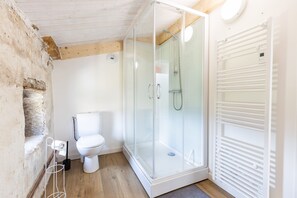 Articles de toilette écologiques, sèche-cheveux, savon, shampoing
