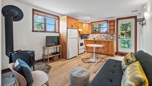 Un espacio habitable funcional con cocina, comedor y zona de estar.