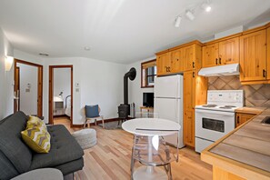 Interior - Lakeside Bohemian Retreat on Petit Train du Nord at km 39 - Cedar Creek Getaway (Val-Morin)