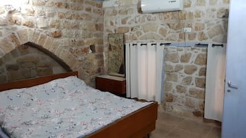 Estudio | Artículos del minibar gratis y tabla de planchar con plancha