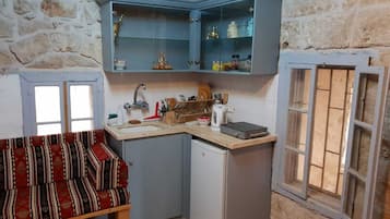 Estudio | Artículos del minibar gratis y tabla de planchar con plancha