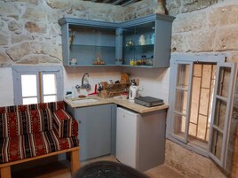 Studio | Free minibar items, iron/ironing board, free cribs/infant beds