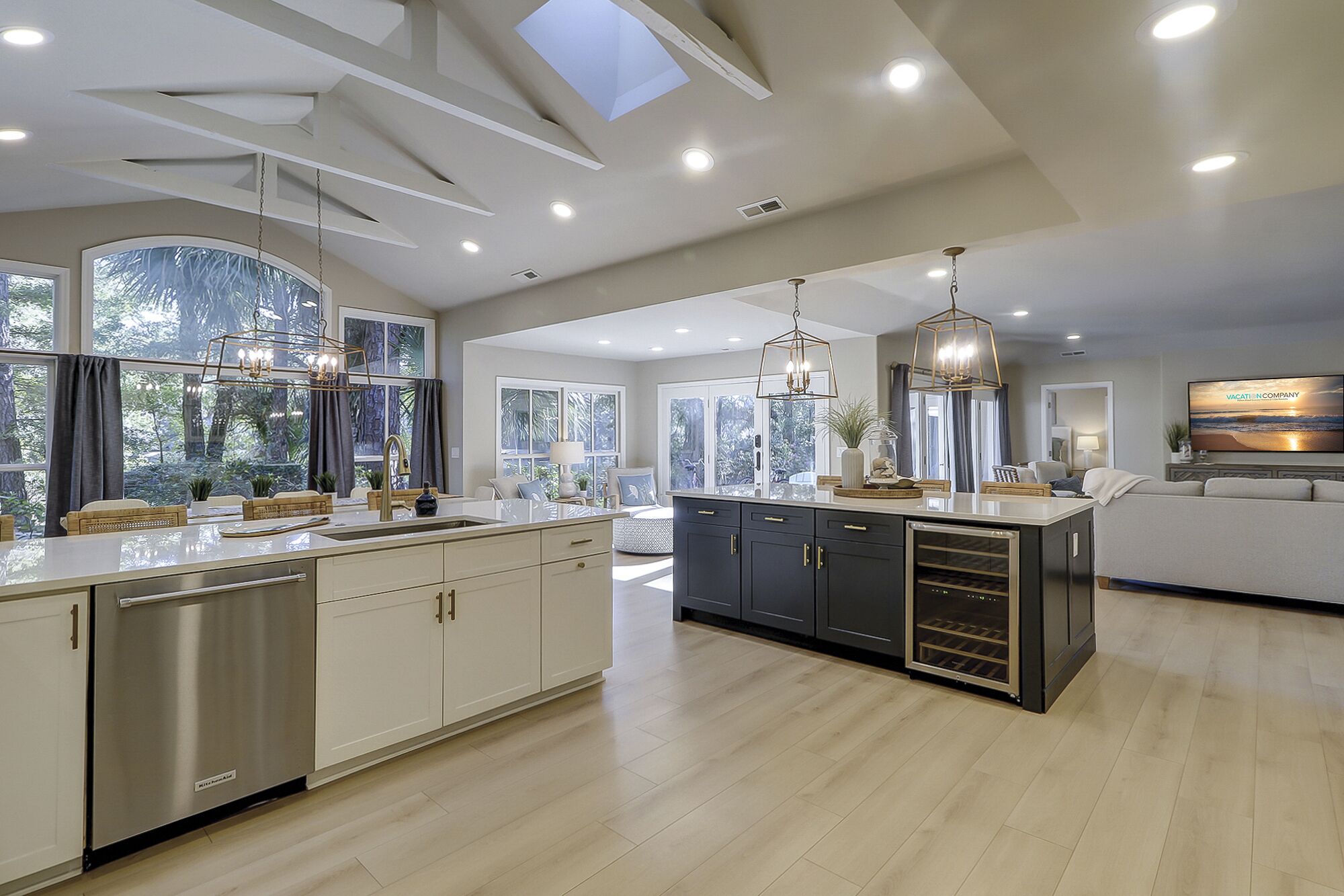 المنشأة من الداخل