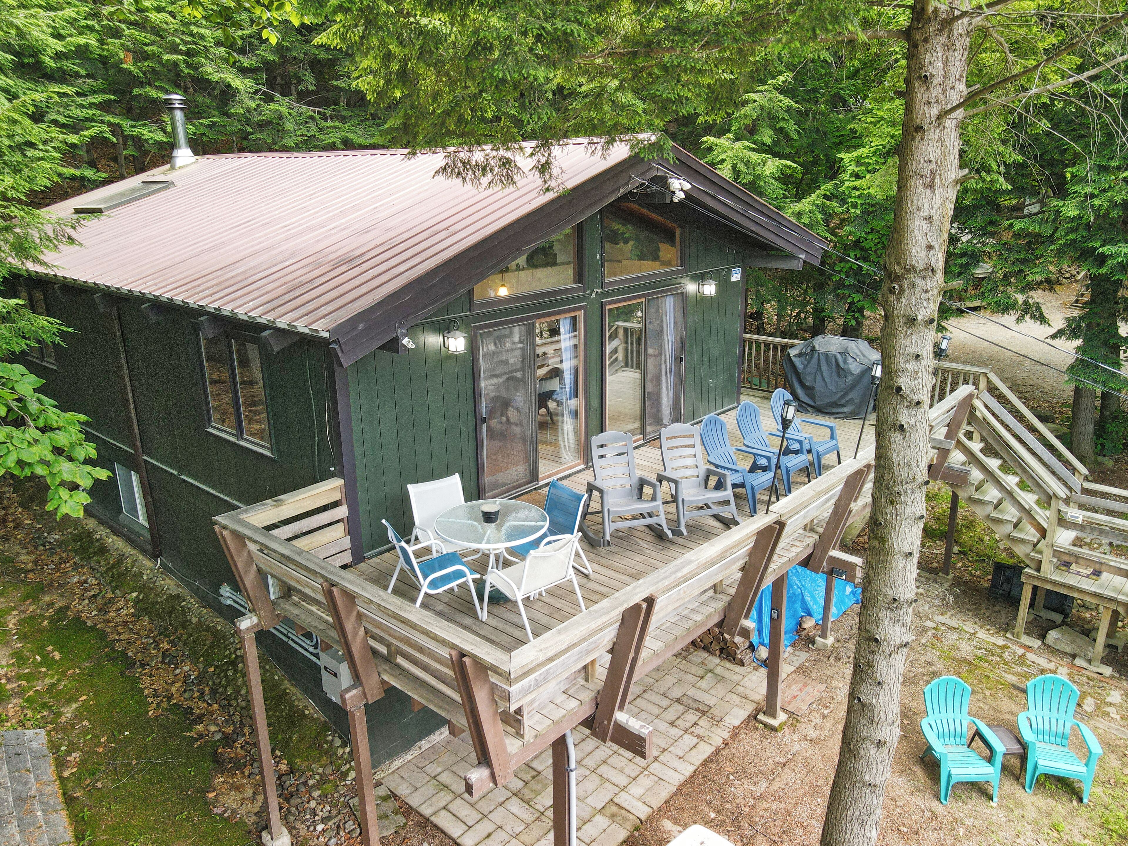 Welcoming Chalet Close to the Beach, Pet Friendly, Fire Pit, 2 Person Kayak