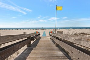 On the beach - Cozy Beachfront Condo with Stunning Views, Pools and Fitness Center (Orange Beach)