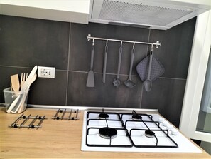 Kühlschrank, Ofen, Herdplatte, Wasserkocher mit Kaffee-/Teezubehör