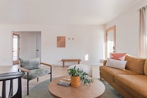 Fernseher, Kamin, Bücher, Arbeitsbereiche