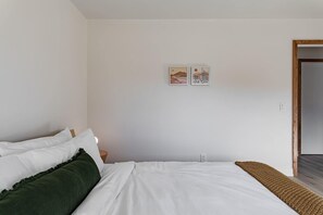 3 Schlafzimmer, Schreibtisch, Bügeleisen/Bügelbrett, Reisekinderbett