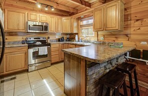 Fridge, microwave, oven, stovetop - Black Beary Lodge: Get Your Paws on the Perfect Vacation! (Gatlinburg)