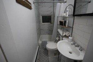 Een douche, gratis toiletartikelen, handdoeken, zeep
