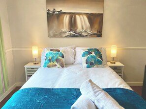 4 عدّة غرف نوم ومكتب ومكواة/لوح كي وسرير سفر