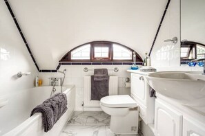 Dusche, kostenlose Toilettenartikel, Haartrockner, Handtücher