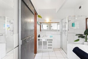 Badewanne, Haartrockner, Handtücher