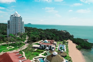 Ein Resort mit Strand, einem großen Hotel und einem Poolbereich.