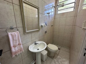 Apartment | Bathroom | Shower, rainfall showerhead, hair dryer, towels