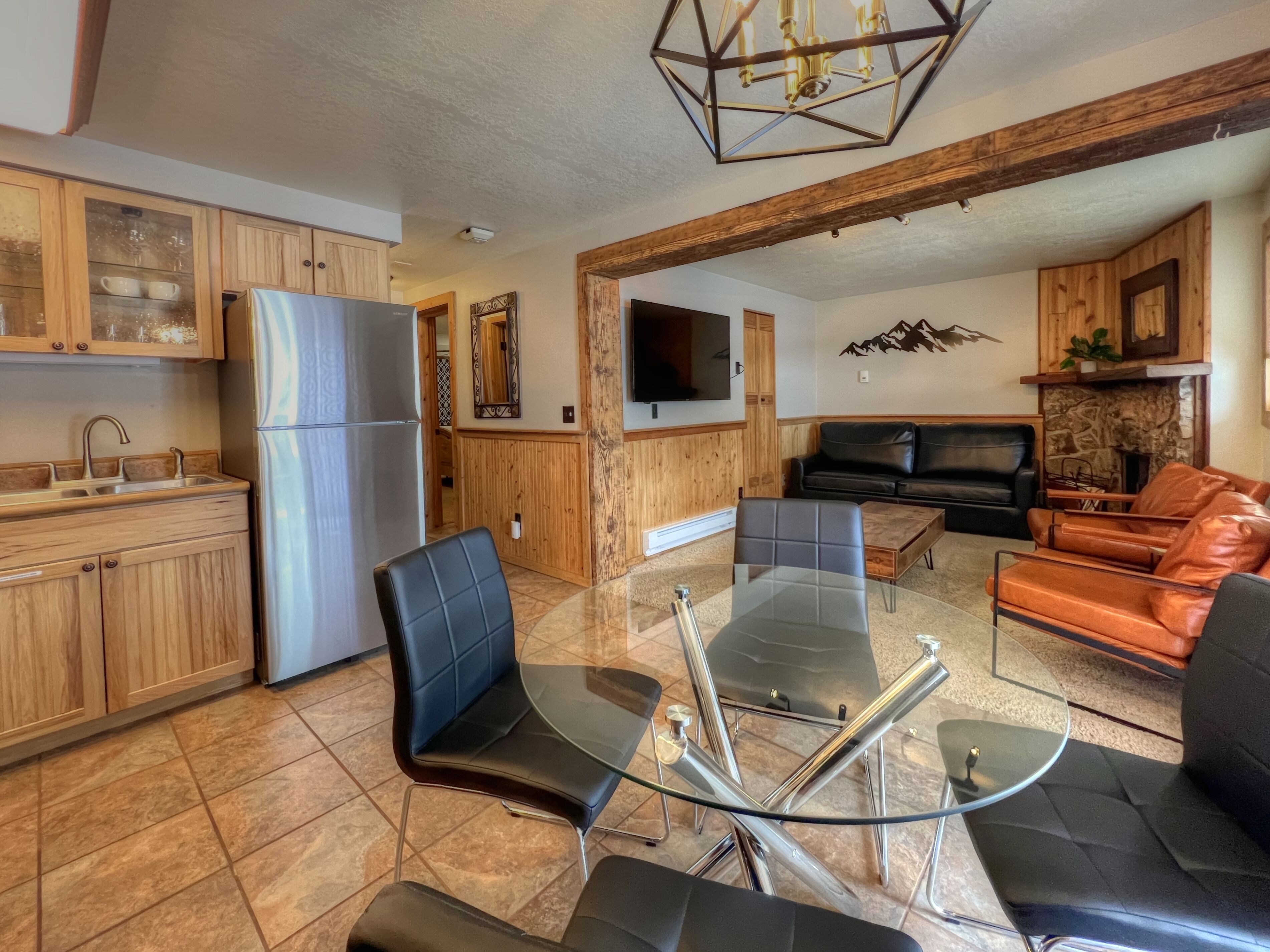 Updated 2 Bedroom, POOL, Hot tub, Game Room!