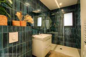 Douche, séchoir à cheveux, serviettes fournies, papier de toilette