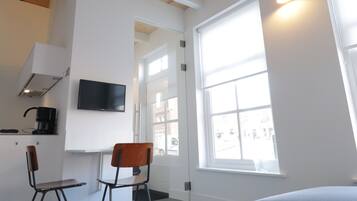 Een smart-tv en boeken